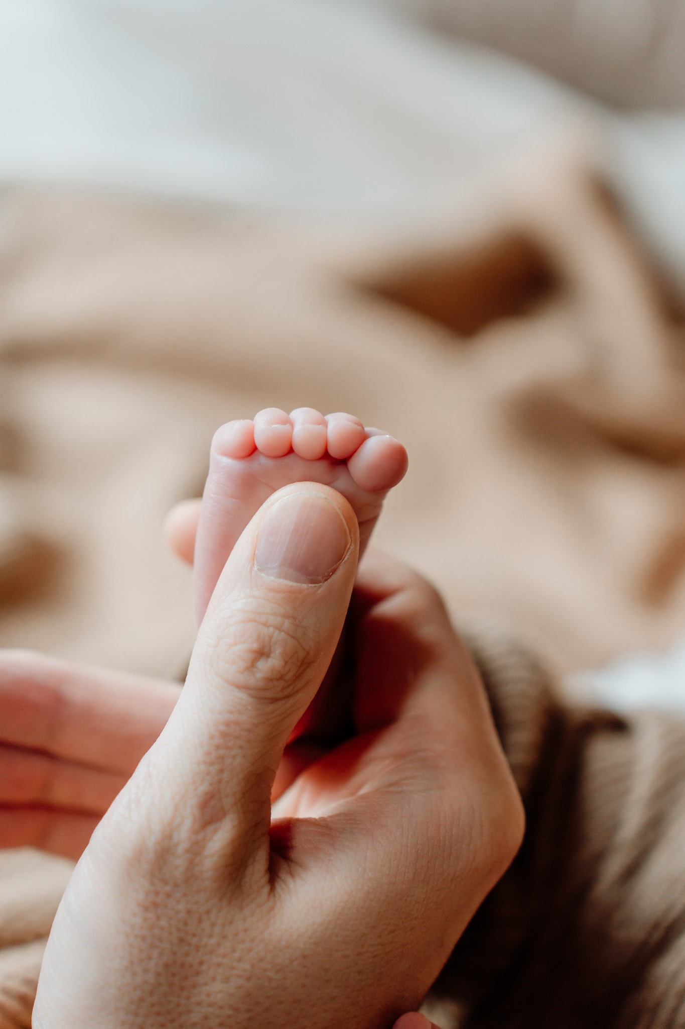 Baby Tommie liggend op een zachte ondergrond tijdens de newbornshoot in Zuidland, vredig slapend gefotografeerd door Daphne's Fotografie