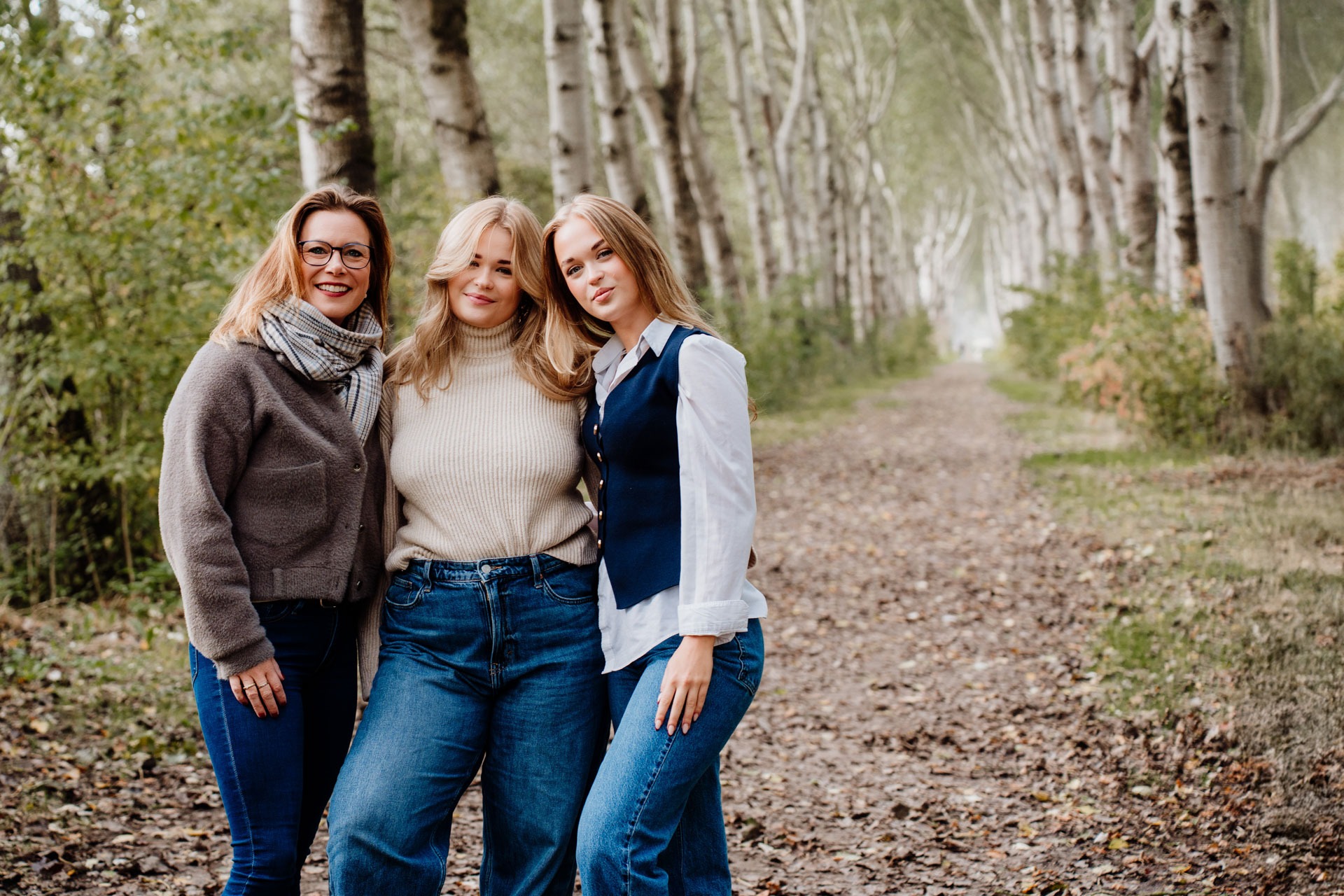 Familieshoot Annabos Rockanje – gezin samen op een bospad, openingsshot van de shoot