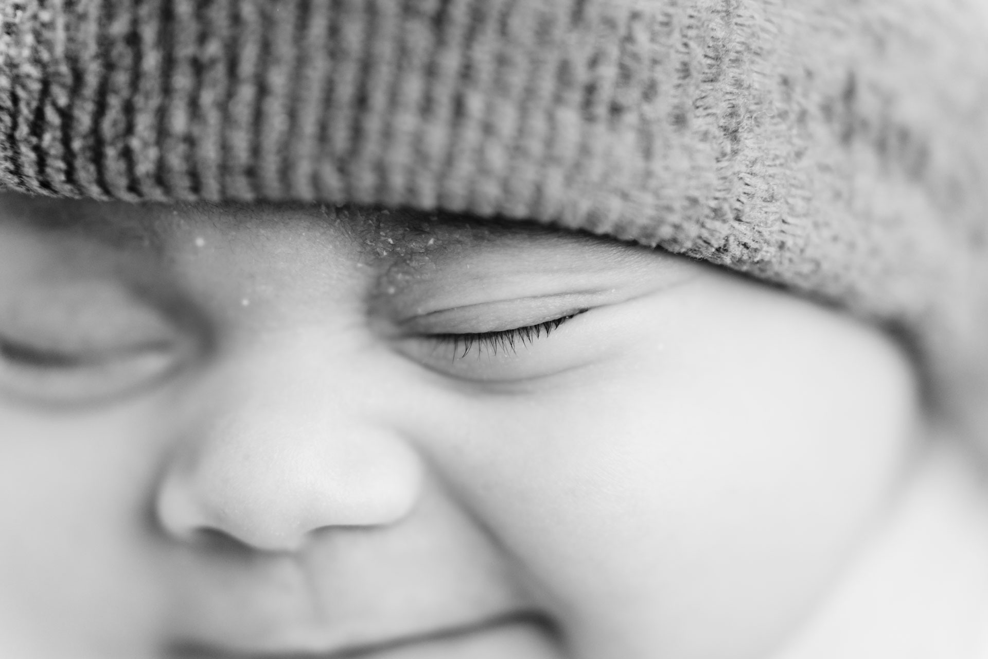 Close-up van het slapende gezichtje van pasgeboren baby Ziva tijdens de newbornshoot in de thuisstudio van Daphne's Fotografie in Zuidland