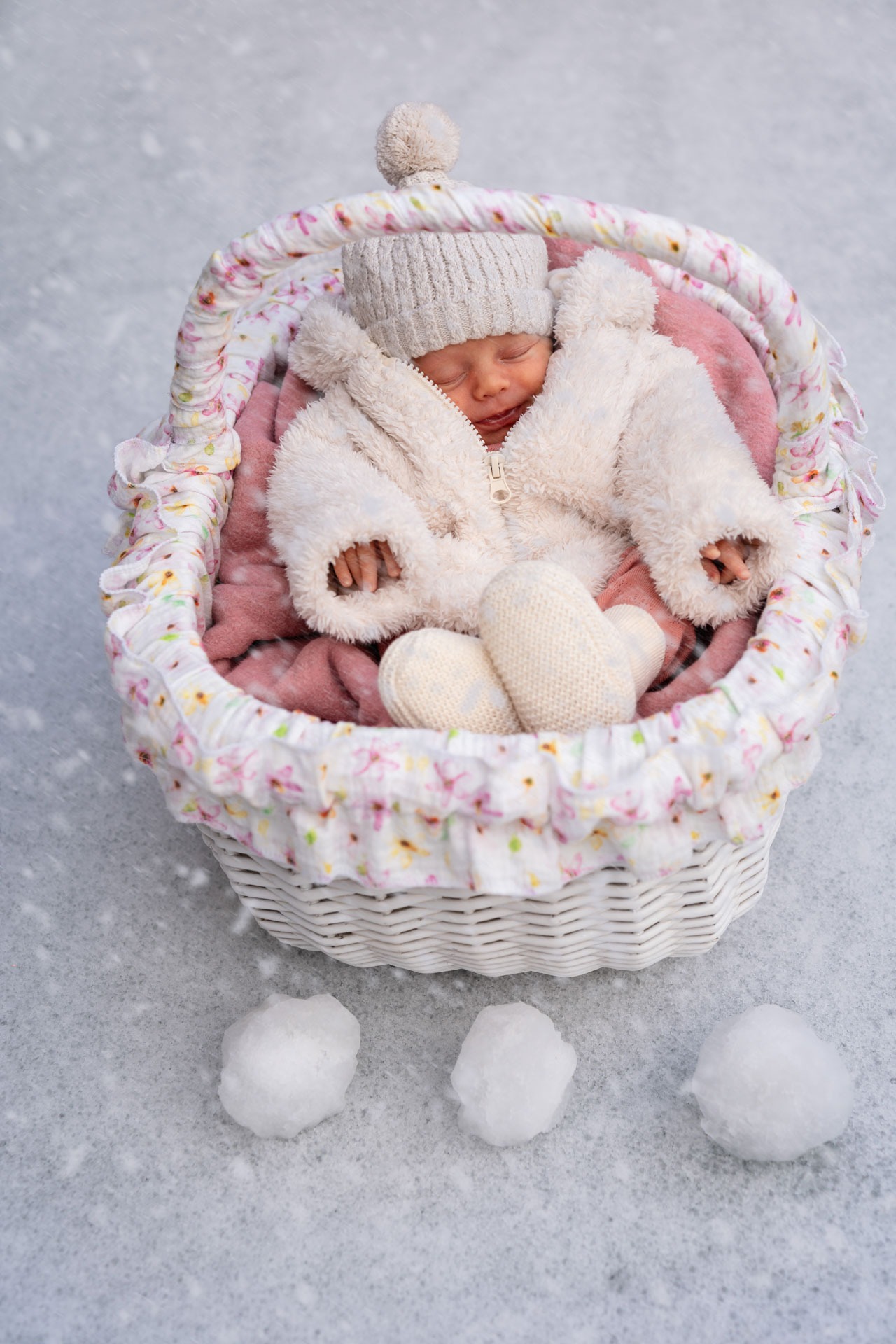 Newbornfotografie door Daphne’s Fotografie in Zuidland, natuurlijke en warme beelden van pasgeboren baby’s.