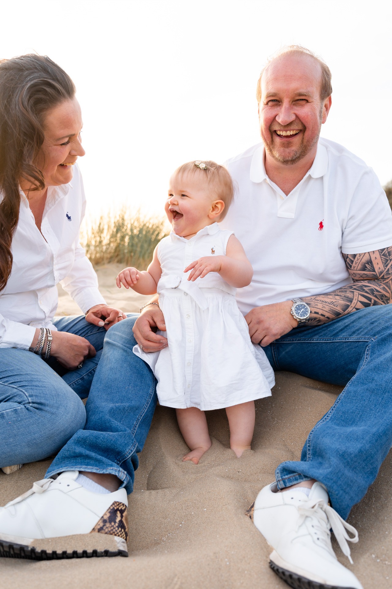 Tarieven fotograaf in Zuidland, vrolijke familiefotoshoot op het strand van Rockanje