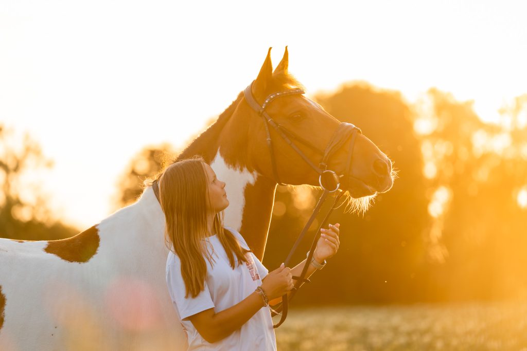 Meisje en pony samen in het gouden avondlicht, paardenfotograaf Voorne aan Zee