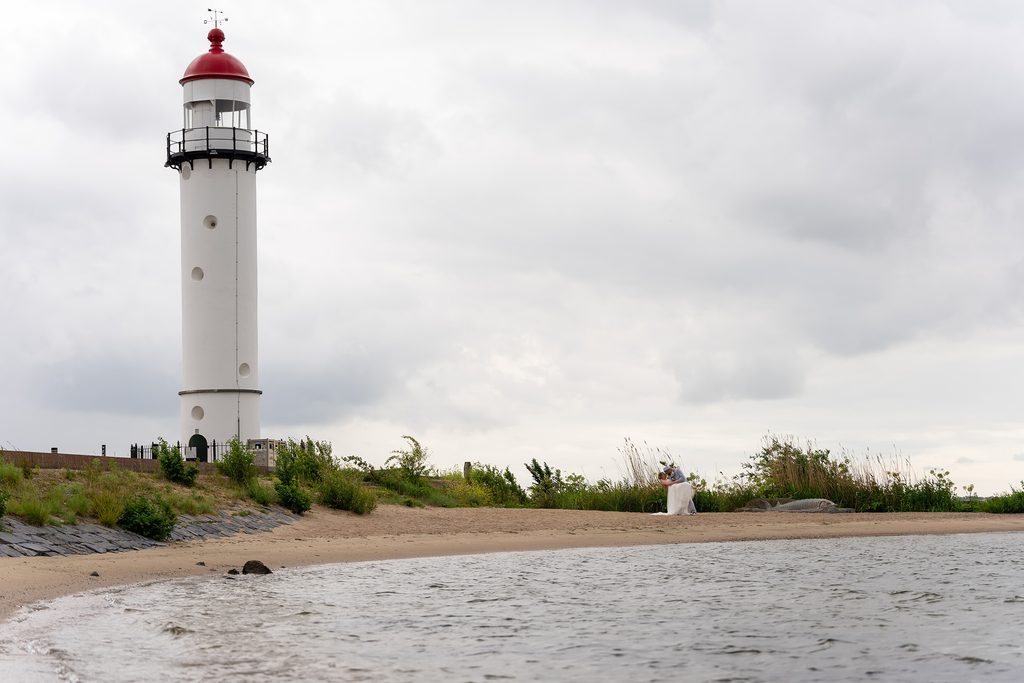 Trouwreportage bij de vuurtoren in hellevoetsluis aan het strandje